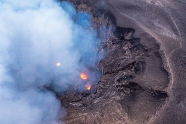 Volkanik patlama, Yasur Dağı, Vanuatu Adası. Bu volkan popüler turizm merkezlerinden biridir.