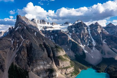 Banff Ulusal Parkı 'ndaki Moraine Gölü, Kanada, On Tepe Vadisi. İlham verici ekran koruyucu