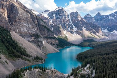 Banff Ulusal Parkı 'ndaki Moraine Gölü' nün sihirli manzarası, Kanada, On Tepe Vadisi. İlham verici bir fotoğraf.