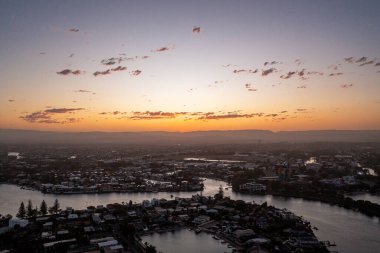 Gün batımından sonra şehrin havadan görüntüsü. Turizm kavramı, seyahat. Gold Coast, Queensland, Avustralya