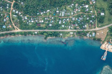 Vanuatu, Güney Pasifik Okyanusu 'ndaki Sanma adasının insansız hava aracı görüntüsü. Turkuaz su, seyahat