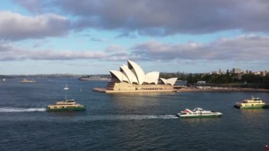 Sydney Limanı manzarası. Sydney Opera Binası. Sydney 'nin İHA' dan görünüşü. Bulutlu bir gün, sudaki tekneler