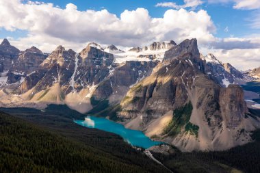 Louise Gölü 'nün Banff Ulusal Parkı, Kanada, On Tepe Vadisi' ndeki sihirli manzarası. İlham verici bir fotoğraf.