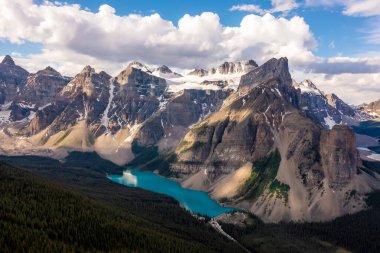 Banff Ulusal Parkı, Kanada, On Tepe Vadisi 'ndeki Louise Gölü manzarası. İlham verici bir fotoğraf.