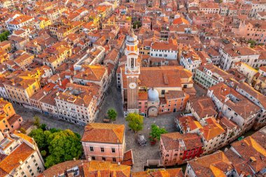 Venedik, Cannareggio, İtalya 'da panoramik çekim. Döşemeli çatılar ve sokaklar. Tarihi binalar Turizm