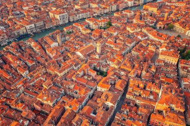 Venedik 'in havadan görünüşü, San Polo, İtalya. Çatılar ve kanallar inşa ederken yukarıdan inanılmaz şehir manzarası