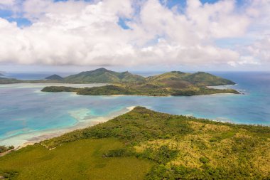 Yeşil tropikal ormanların insansız hava aracı görüntüsü. Cumulus, Fiji Adaları üzerinde bulutlar oluşturuyor. Tatil ve seyahat kavramı