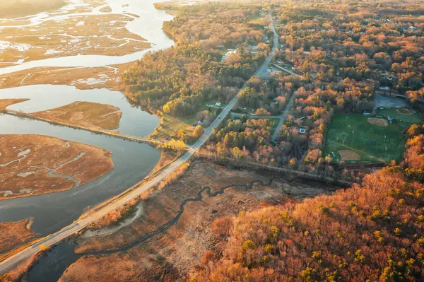 Scarborough Park, ABD 'nin sonbahar insansız hava aracı fotoğrafı. Yol ve küçük göletlerle sonbahar ağaçlarının en üst manzarası
