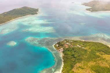 Fiji Adaları. Okyanus yıkama adasının turkuaz suları tropikal bitki örtüsünü kapladı. Seyahat kavramı