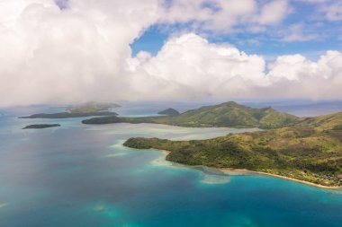 Fiji Adaları. Okyanus yıkama adasının turkuaz suları tropikal bitki örtüsünü kapladı. Seyahat kavramı