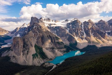 Louise Gölü 'nün Banff Ulusal Parkı, Kanada, On Tepe Vadisi' ndeki sihirli manzarası. İlham verici bir fotoğraf.
