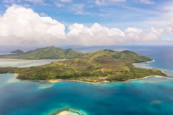 Fiji Adaları. Okyanus yıkama adasının turkuaz suları tropikal bitki örtüsünü kapladı. Seyahat kavramı
