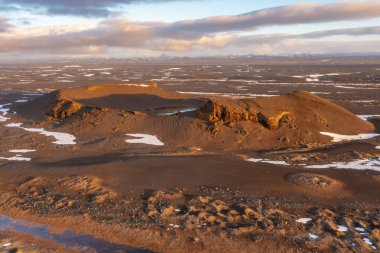 Kozmik mistik dron karlı dağları ve sahte kraterleri inceler. Myvatn İzlanda 'nın kuzeyinde.