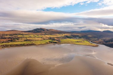 Bulutlu İHA manzaralı nehir manzaralı İskoçya Dağları 'ndaki dağa bakıyor. Birleşik Krallık