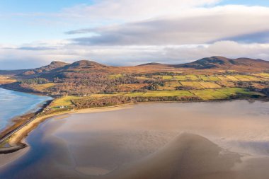 Bulutlu İHA manzaralı nehir manzaralı İskoçya Dağları 'ndaki dağa bakıyor. Birleşik Krallık