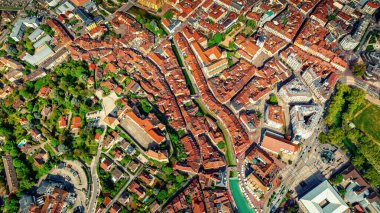 Küçük antik bir kasabanın yukarıdan görünüşü