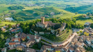 Cigognola kasabasındaki antik şato, yüksek bir yerden kasaba manzarası. Drone fotoğrafı