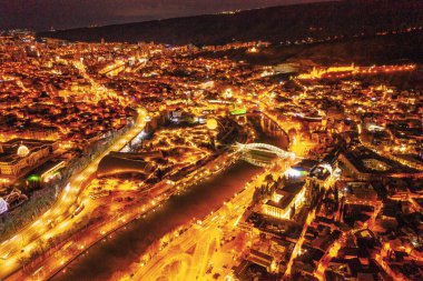 Geceleri Barselona 'nın yerleşim alanlarına bakın. Kuş bakışı bir şehir