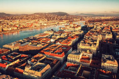 Budapeşte manzarası, Macar Parlamentosu binası, Tuna. Gün batımında güneş ışığının altındaki şehir