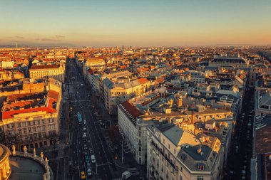 Gün batımında Budapeşte caddesi kavşağı manzarası
