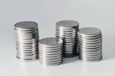 Beyaz arka planda 10 hryvnia sikkesi yığını. Ukrayna sikkeleri. Ulusal para birimi. Makro fotoğraf