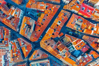 Valladolid ve İspanya 'nın antik evlerinin en üst manzarası. Antik şehrin kırmızı çatıları