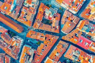 Valladolid ve İspanya 'nın antik evlerinin en üst manzarası. Antik şehrin kırmızı çatıları