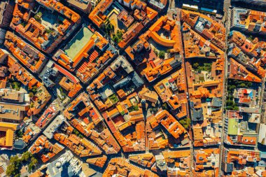 Valladolid ve İspanya 'nın antik evlerinin en üst manzarası. Antik şehrin kırmızı çatıları