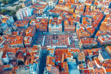 Valladolid ve İspanya 'nın antik evlerinin en üst manzarası. Antik şehrin kırmızı çatıları