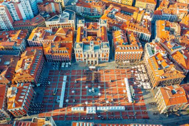 Valladolid ve İspanya 'nın antik evlerinin en üst manzarası. Antik şehrin kırmızı çatıları