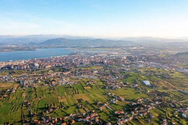 Okyanus kıyısındaki Santander şehrinin havadan görünüşü