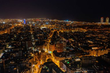 İspanya Barselona 'nın gece caddelerinin ve meydanlarının havadan görünüşü
