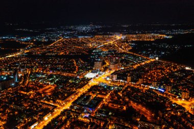 İspanya Barselona 'nın gece caddelerinin ve meydanlarının havadan görünüşü