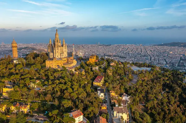 Barcelona 'daki bir tepede eski bir kilise. Kuş bakışı.