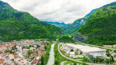 Fransa 'da Alpler' de bir dağ vadisinde küçük bir kasaba
