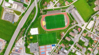 Küçük bir kasabadaki stadyumlar kuş bakışı. Futbol ve spor müsabakaları için yeşil alanlar
