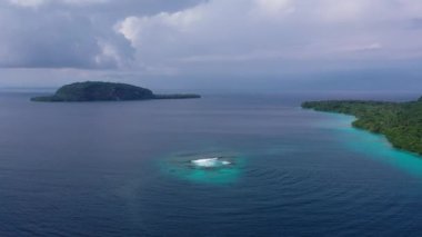 Turkuaz denizdeki zümrüt resifinin insansız hava aracı videosu. Rahatlatıcı okyanus manzarası. Sanma, Vanuatu. Turizm