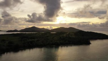 Vanuatu, Espiritu Santo Adası. Bulutlu akşam sahnesi. Yükseklik drone uçuşundan inanılmaz bir video