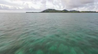 Fiji Adaları 'nın insansız hava aracı görüntüsü. Okyanus suları. Adaların üzerindeki bulutlar
