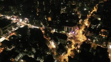Şehir trafiğinin üstünden gece aydınlatmalı uçuş panorama boyunca. Trafikle dolu gece yolları