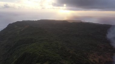 Volkanik kökenli bir ada. Modern zamanların sürekli aktif volkanları. Ekstrem turizm. Vanuatu
