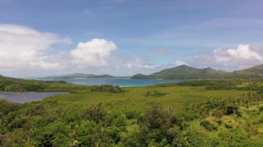 Fiji Adaları. Okyanus yıkama adasının turkuaz suları tropikal bitki örtüsüyle kaplıdır. Drone görünümü