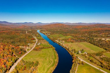 Sonbahar aylarında güneşli bir günde mavi nehir. New Hampshire, ABD. İHA 'dan hava fotoğrafı