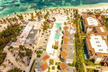 Okyanus kıyısında tropikal turist kompleksi ve suda yatları var. Punta Cana, Dominicana. Drone fotoğrafı