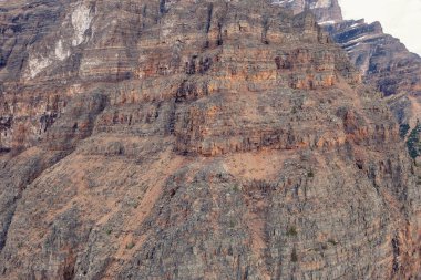 Kanada 'daki Louise Gölü' nün yanındaki sihirli dağ manzarası, Ten Peaks Vadisi. İlham verici bir fotoğraf.