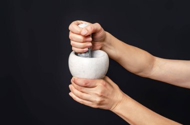 Eczanede harç ve havaneli kullanarak eczacı yakın