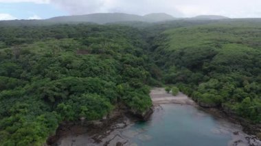 Volkanik kökenli bir ada. Modern zamanların sürekli aktif volkanları. Ekstrem turizm. Vanuatu