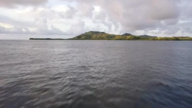 Okyanus turkuaz sularının insansız hava aracı videosu. Cumulus, Fiji Adaları üzerinde bulutlar oluşturuyor. Tatil ve seyahat kavramı