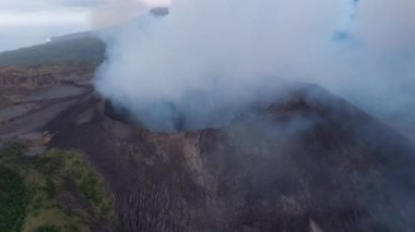 Reykjanes Yarımadası 'ndaki Geldingadalur volkanik patlama kraterinden gelen beyaz duman.