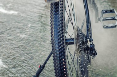 Araba yıkamada yıkandıktan sonra tekerlek, zincir ve pedalla temizlenmiş. Etkinlik